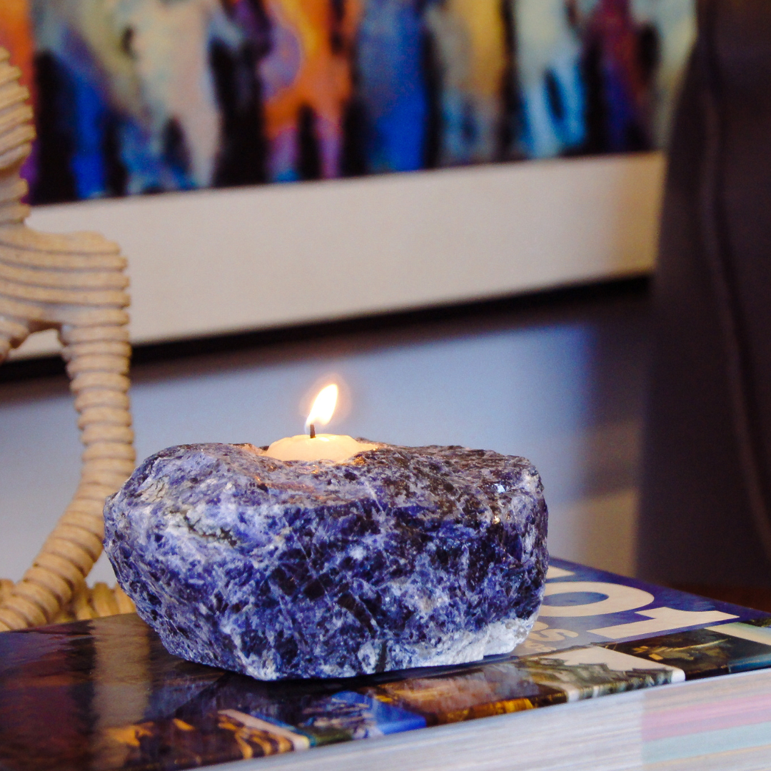 Porta Velas de Sodalita – A Luz da Intuição e da Clareza Mental