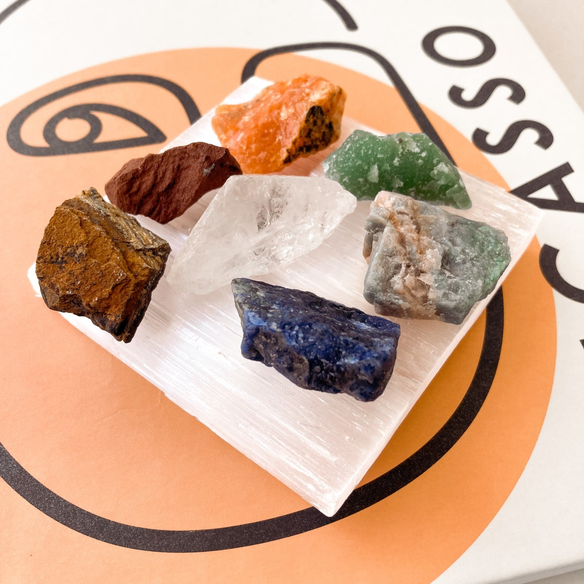 Placa de Selenita + 7 Cristais – Recarga, Proteção e Equilíbrio em um Só Altar