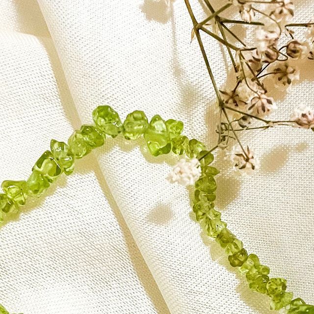 Pulseira de Peridoto – Prosperidade, Vitalidade e Luz Solar em Forma de Joia